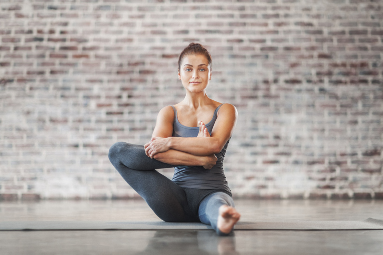 Никогда не поздно: 12 простых и эффективных упражнений из йоги для женщин 50+